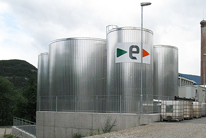 Storage tanks with thermal insulation and weather protection