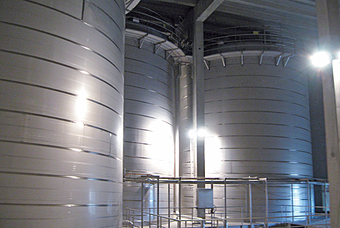 Three drinking water tanks with a capacity of 800 m³ each in the building