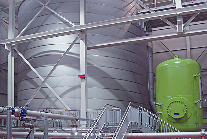 Drinking water tank in a high-pressure pumping station