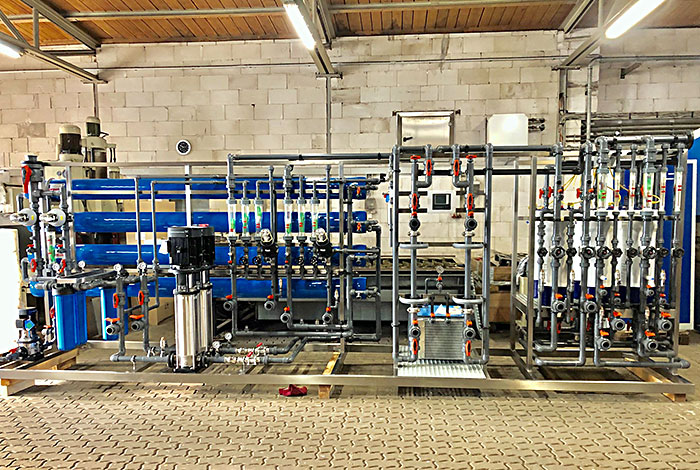 Reverse osmosis with mebrandegassing and electrodeionisation