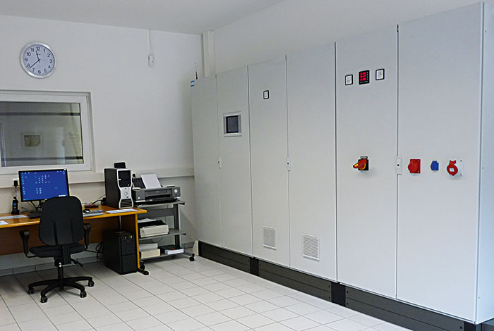 Power and distribution cabinet with visualisation
