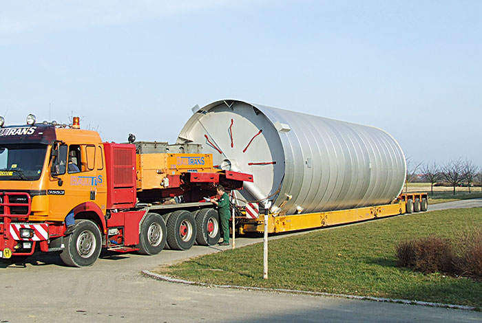 Transport of a stainless steel water tower