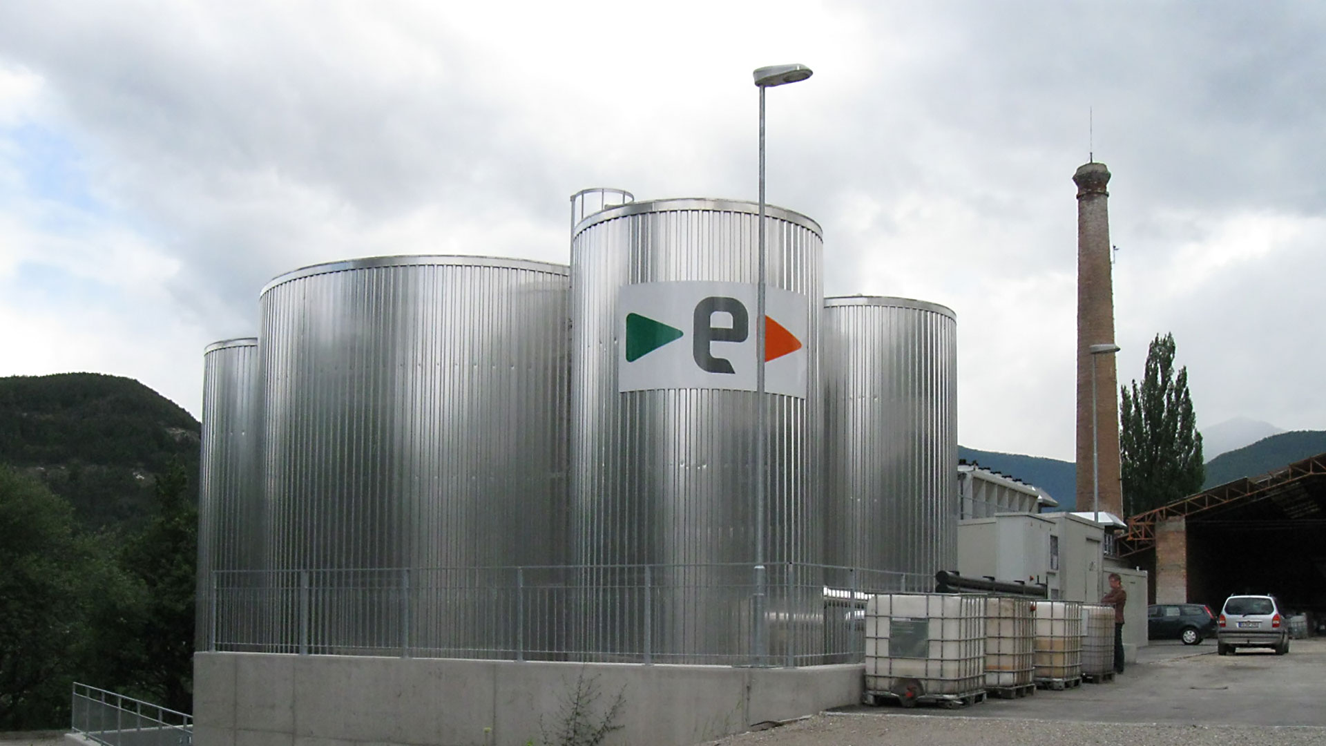 Storage tanks with thermal insulation and weather protection