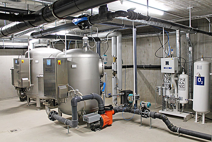 Compact filter systems with circulation pump and oxygen generation system