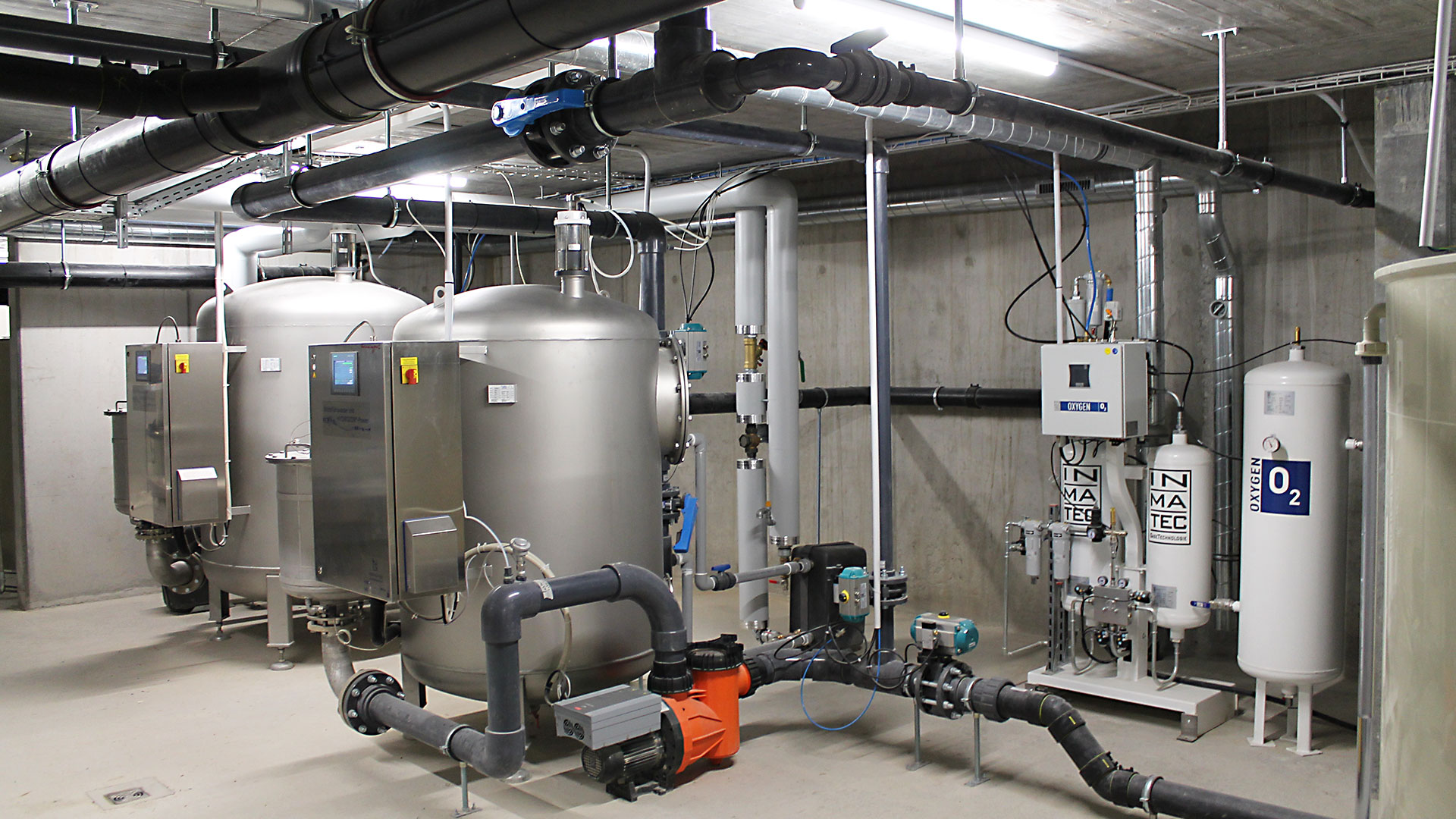 Compact filter systems with circulation pump and oxygen generation system