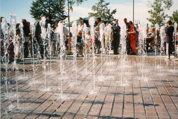 Fountain field with circulating water treatment