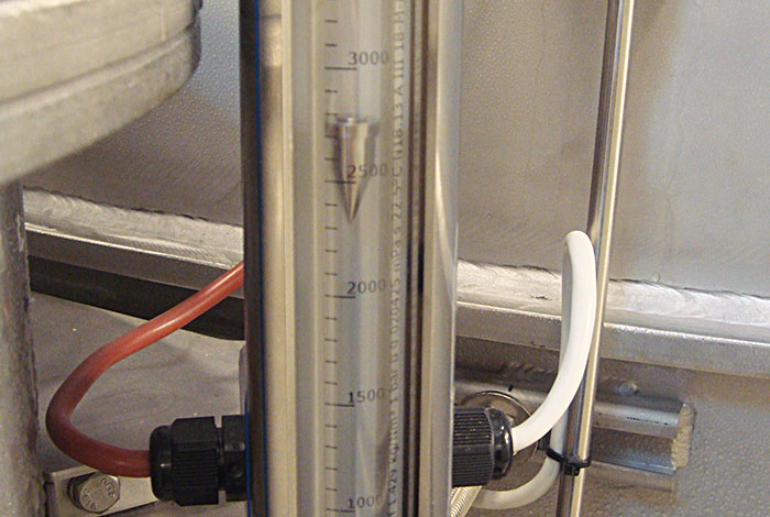 Flow measurement with float for gas
