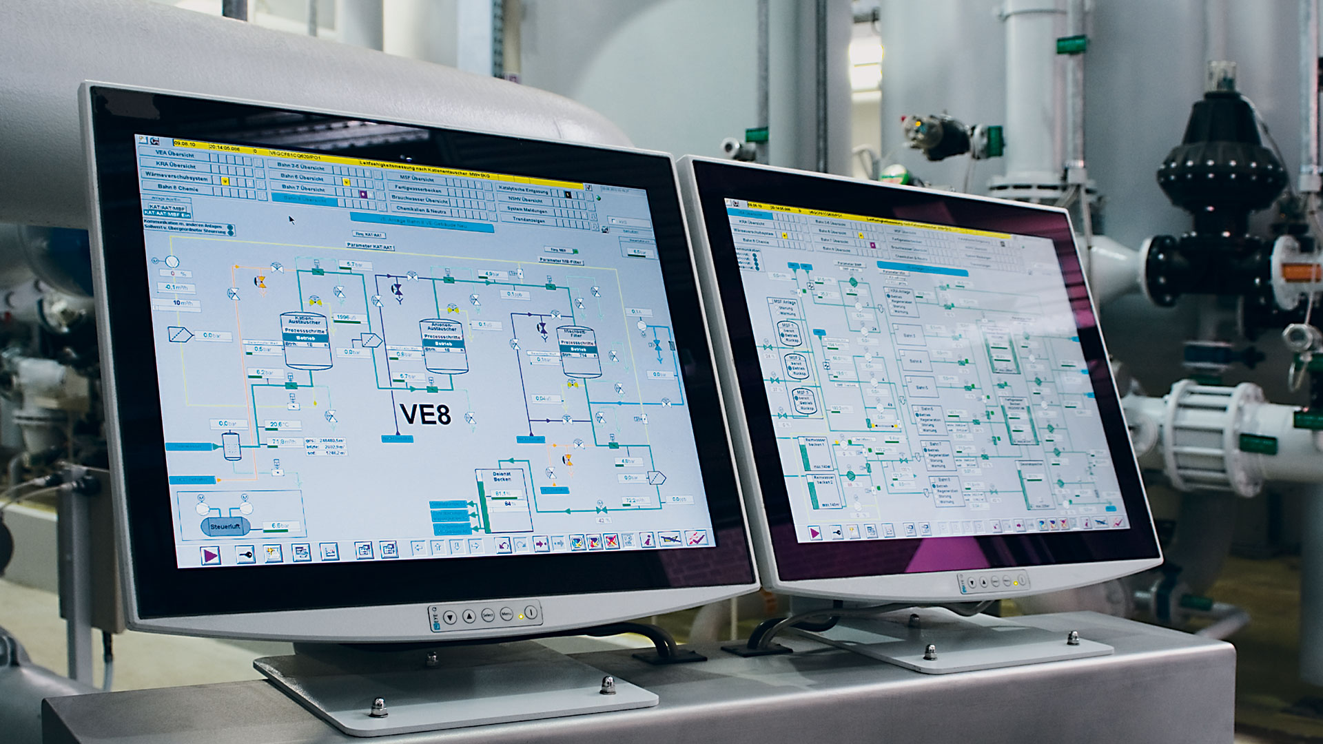 Operating station in an industrial plant