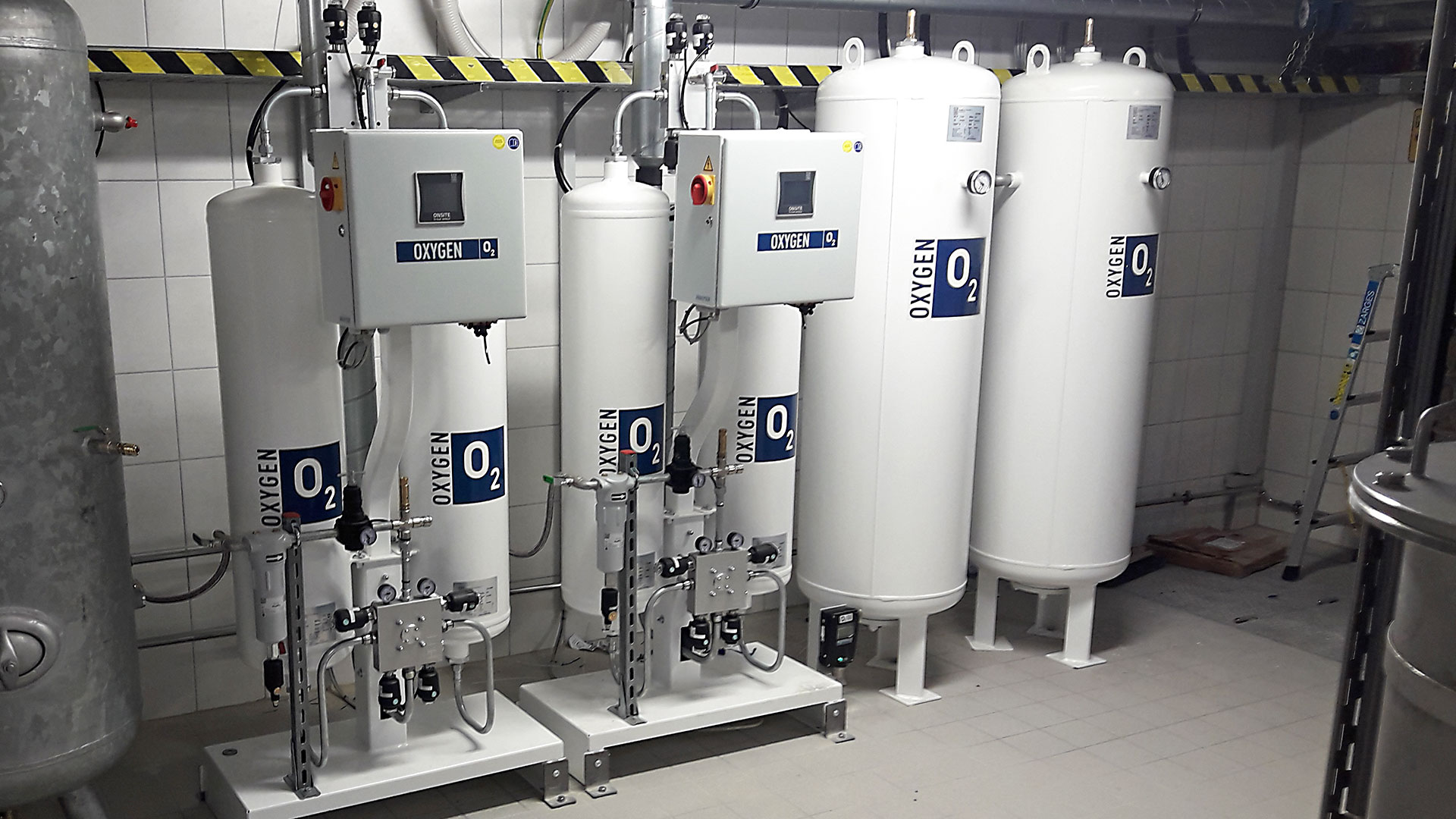 Oxygen generator with storage tanks