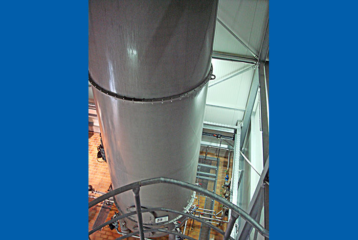 Reactor for rapid decarbonisation with caustic soda dosing