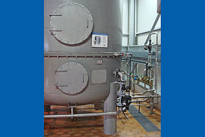 Reactor base of a rapid decarbonisation unit
