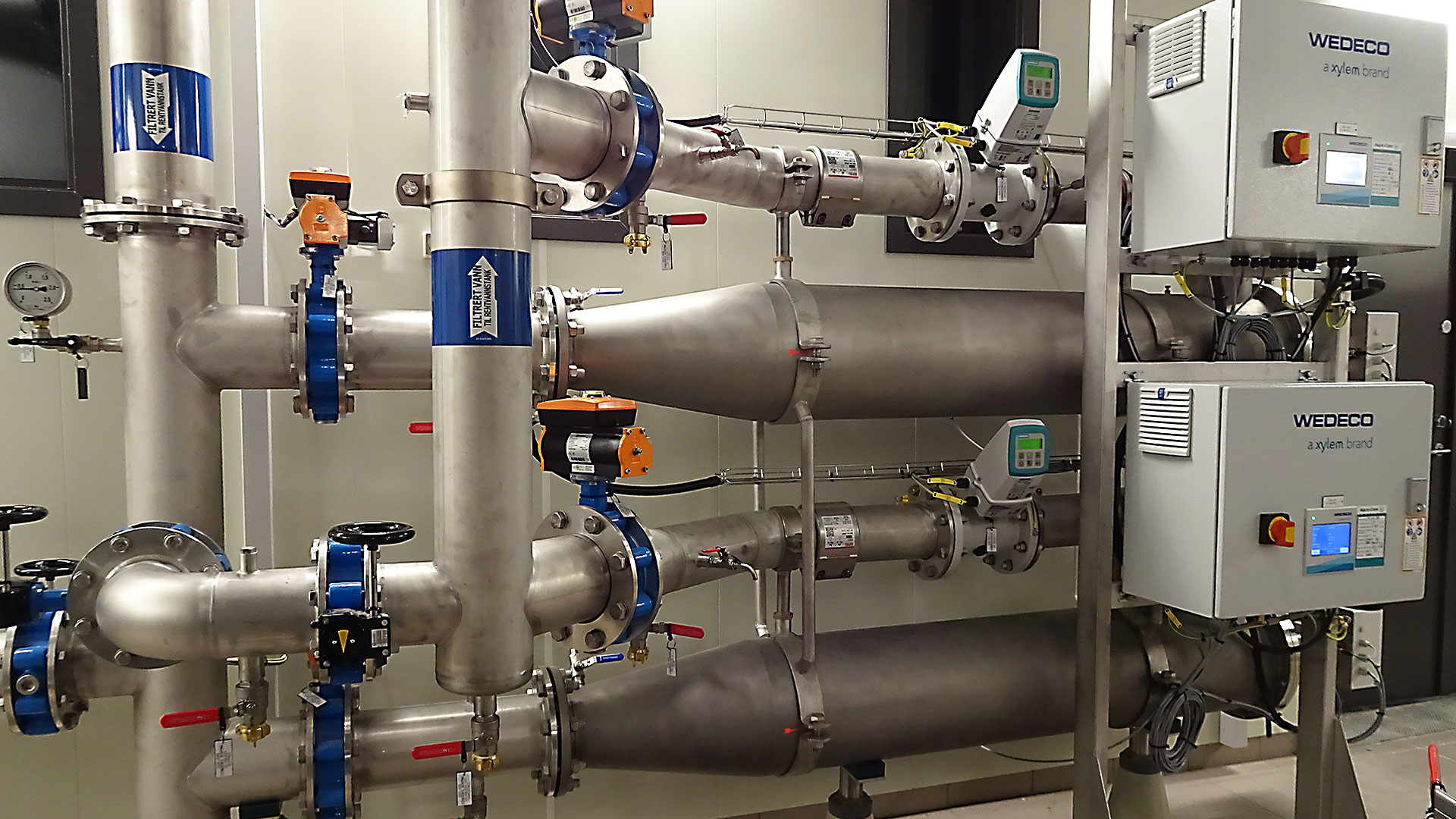 UV system with medium-pressure lamps